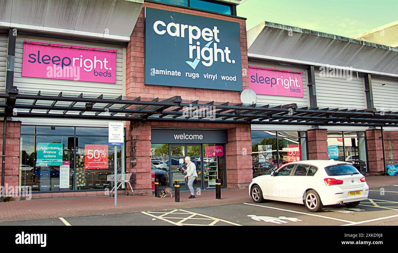 Glasgow, Schottland, Großbritannien. 22. Juli 2024: Schließung des Carpetright in der Trommelkapelle mit einem Hinweis im Fenster. Das Konkursunternehmen wird von Tapi übernommen, einem Unternehmen, das oft in der Nähe des Ladens liegt, um vergleichbare Einkaufsmöglichkeiten zu fördern. Nebenan gibt es eine. Credit Gerard Ferry /Alamy Live News Stockfoto