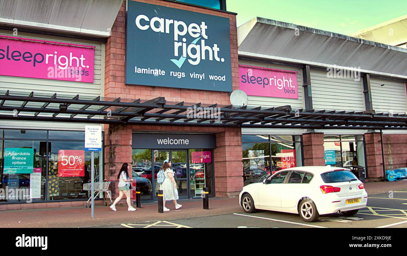 Glasgow, Schottland, Großbritannien. 22. Juli 2024: Schließung des Carpetright in der Trommelkapelle mit einem Hinweis im Fenster. Das Konkursunternehmen wird von Tapi übernommen, einem Unternehmen, das oft in der Nähe des Ladens liegt, um vergleichbare Einkaufsmöglichkeiten zu fördern. Nebenan gibt es eine. Credit Gerard Ferry /Alamy Live News Stockfoto