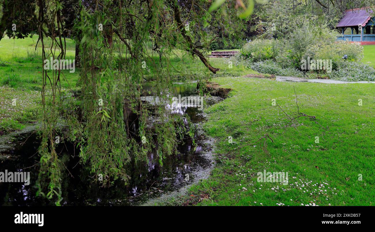 Attraktives Panorama mit mäandernden Bächen und Weiden, St. Fagans National Museum of History. Cardiff, Südwales, Vereinigtes Königreich. Vom Juli 2024. Stockfoto