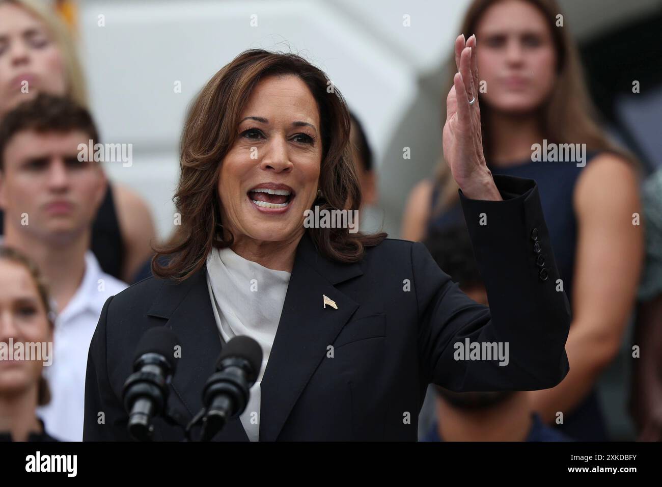 Die Vizepräsidentin der Vereinigten Staaten Kamala Harris kommentiert am Montag, den 22. Juli, anlässlich einer Veranstaltung, bei der die NCAA-Meisterschaftsteams 2023-2024 auf dem Südrasen des Weißen Hauses in Washington, DC, USA, gefeiert werden. 2024. die erste Aufgabe der Vizepräsidentin bei der formellen Sicherung der Nominierung des demokratischen Präsidentschaftskandidaten wird darin bestehen, ihre ehemaligen Kongresskollegen, die nach einer erfolgreichen Druckkampagne neu ermutigt wurden, um den Parteivorsitzenden Joe Biden von den Wahlen 2024 zu befreien. Kredit: Ting Shen/Pool über CNP/MediaPunch Stockfoto