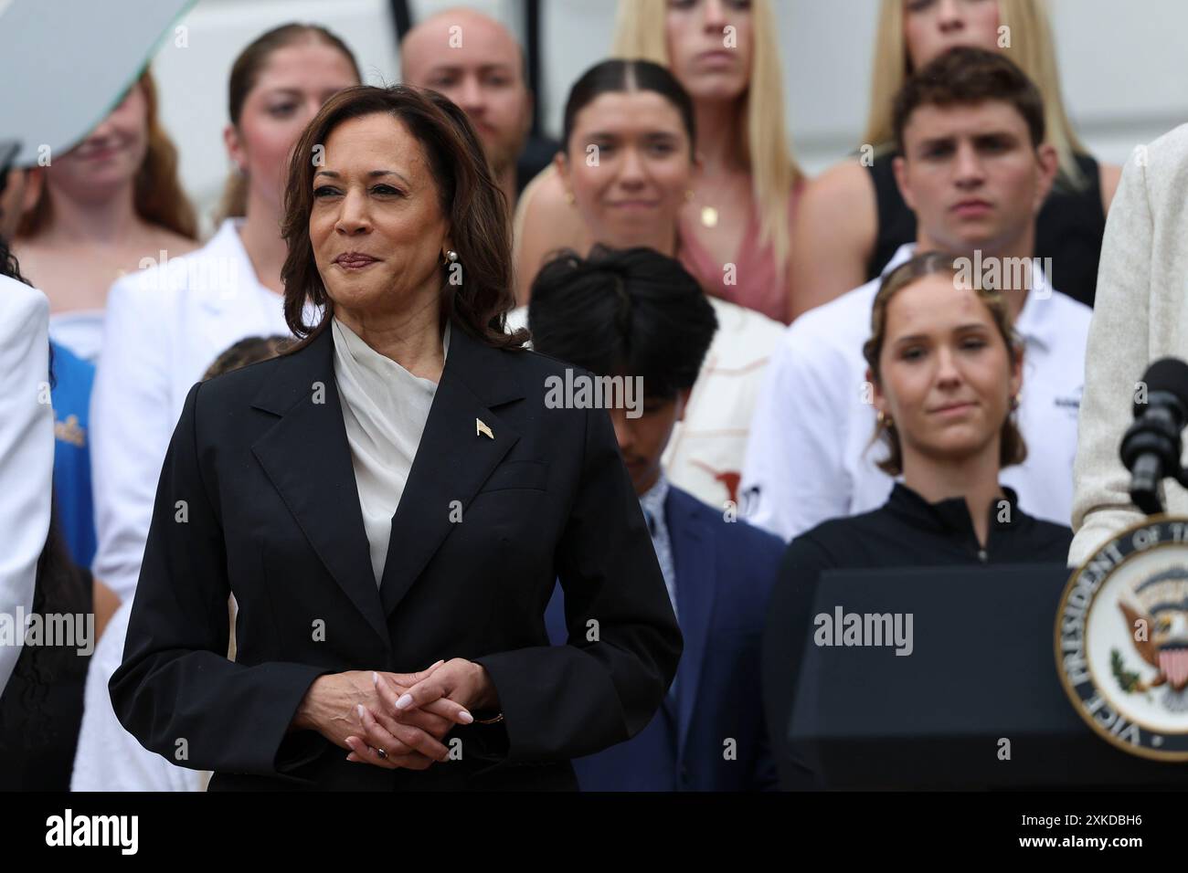 US-Vizepräsidentin Kamala Harris anlässlich einer Veranstaltung zur Feier der NCAA-Meisterschaftsteams 2023-2024 auf dem South Lawn des Weißen Hauses in Washington, DC, USA, am Montag, den 22. Juli, 2024. die erste Aufgabe der Vizepräsidentin bei der formellen Sicherung der Nominierung des demokratischen Präsidentschaftskandidaten wird darin bestehen, ihre ehemaligen Kongresskollegen, die nach einer erfolgreichen Druckkampagne neu ermutigt wurden, um den Parteivorsitzenden Joe Biden von den Wahlen 2024 zu befreien. Kredit: Ting Shen/Pool über CNP/MediaPunch Stockfoto