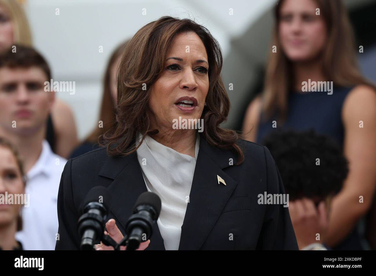 Die Vizepräsidentin der Vereinigten Staaten Kamala Harris kommentiert am Montag, den 22. Juli, anlässlich einer Veranstaltung, bei der die NCAA-Meisterschaftsteams 2023-2024 auf dem Südrasen des Weißen Hauses in Washington, DC, USA, gefeiert werden. 2024. die erste Aufgabe der Vizepräsidentin bei der formellen Sicherung der Nominierung des demokratischen Präsidentschaftskandidaten wird darin bestehen, ihre ehemaligen Kongresskollegen, die nach einer erfolgreichen Druckkampagne neu ermutigt wurden, um den Parteivorsitzenden Joe Biden von den Wahlen 2024 zu befreien. Kredit: Ting Shen/Pool über CNP/MediaPunch Stockfoto