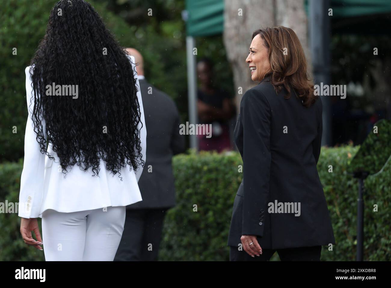 US-Vizepräsidentin Kamala Harris reist am Montag, den 22. Juli, nach einer Veranstaltung zur Feier der NCAA-Meisterschaftsteams 2023-2024 auf dem South Lawn des Weißen Hauses in Washington, DC, USA, ab. 2024. die erste Aufgabe der Vizepräsidentin bei der formellen Sicherung der Nominierung des demokratischen Präsidentschaftskandidaten wird darin bestehen, ihre ehemaligen Kongresskollegen, die nach einer erfolgreichen Druckkampagne neu ermutigt wurden, um den Parteivorsitzenden Joe Biden von den Wahlen 2024 zu befreien. Kredit: Ting Shen/Pool über CNP/MediaPunch Stockfoto