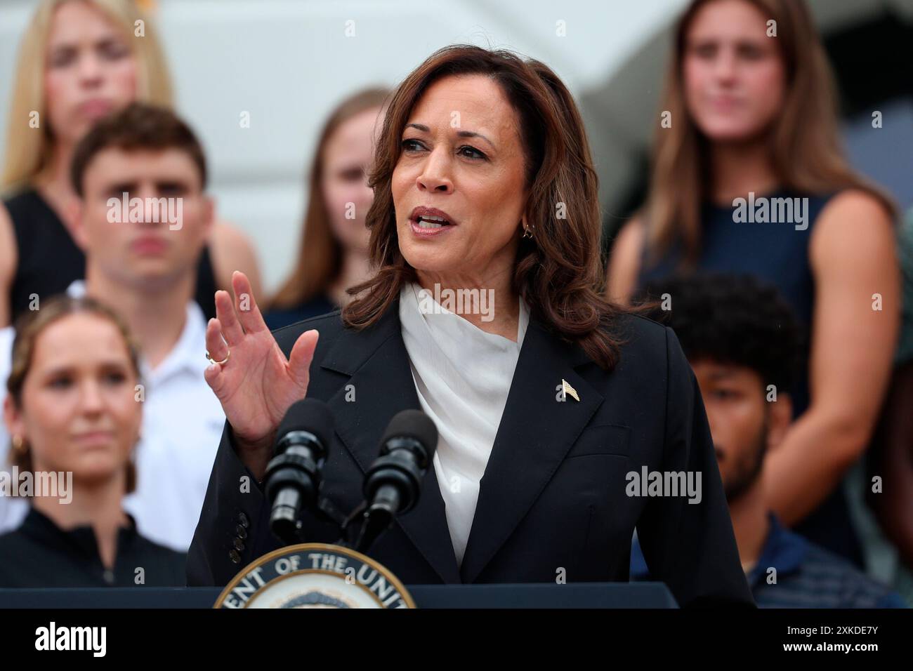 Washington, DC, USA. Juli 2024. Die Vizepräsidentin der Vereinigten Staaten Kamala Harris kommentiert am Montag, den 22. Juli, anlässlich einer Veranstaltung, bei der die NCAA-Meisterschaftsteams 2023-2024 auf dem Südrasen des Weißen Hauses in Washington, DC, USA, gefeiert werden. 2024. die Presidents erste Aufgabe der Vizepräsidentin bei der formellen Sicherung der Nominierung des demokratischen Präsidentschaftskandidaten wird darin bestehen, ihre ehemaligen Kongresskollegen zu korrieren, die nach einer erfolgreichen Druckkampagne neu ermutigt wurden, ihren partys-Führer Joe Biden von den Wahlen 2024 zu zwingen. Quelle: Ting Shen/Pool über CNP/dpa/Alamy Live News Stockfoto