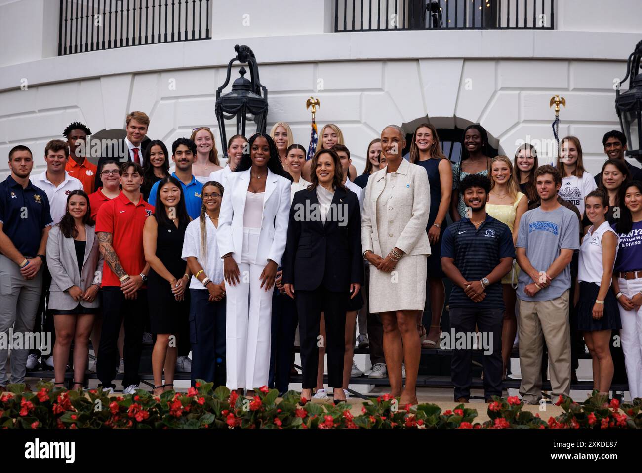 Washington, DC, USA. Juli 2024. US-Vizepräsidentin Kamala Harris posiert für ein Gruppenfoto während einer Veranstaltung zur Feier der NCAA Championship Teams 2023-2024 auf dem South Lawn des Weißen Hauses in Washington, DC, USA, am Montag, den 22. Juli, 2024. die Presidents erste Aufgabe der Vizepräsidentin bei der formellen Sicherung der Nominierung des demokratischen Präsidentschaftskandidaten wird darin bestehen, ihre ehemaligen Kongresskollegen zu korrieren, die nach einer erfolgreichen Druckkampagne neu ermutigt wurden, ihren partys-Führer Joe Biden von den Wahlen 2024 zu zwingen. Quelle: Ting Shen/Pool über CNP/dpa/Alamy Live News Stockfoto