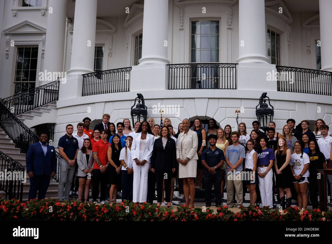 Washington, DC, USA. Juli 2024. US-Vizepräsidentin Kamala Harris posiert für ein Gruppenfoto während einer Veranstaltung zur Feier der NCAA Championship Teams 2023-2024 auf dem South Lawn des Weißen Hauses in Washington, DC, USA, am Montag, den 22. Juli, 2024. die Presidents erste Aufgabe der Vizepräsidentin bei der formellen Sicherung der Nominierung des demokratischen Präsidentschaftskandidaten wird darin bestehen, ihre ehemaligen Kongresskollegen zu korrieren, die nach einer erfolgreichen Druckkampagne neu ermutigt wurden, ihren partys-Führer Joe Biden von den Wahlen 2024 zu zwingen. Quelle: Ting Shen/Pool über CNP/dpa/Alamy Live News Stockfoto