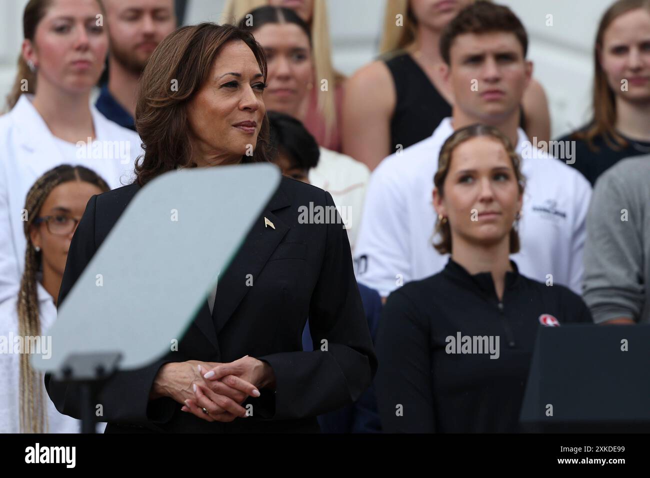 Washington, DC, USA. Juli 2024. Die Vizepräsidentin der Vereinigten Staaten, Kamala Harris, hört am Montag, den 22. Juli, bei einer Veranstaltung zu, bei der die NCAA Championship Teams 2023-2024 auf dem South Lawn des Weißen Hauses in Washington, DC, USA, gefeiert werden. 2024. die Presidents erste Aufgabe der Vizepräsidentin bei der formellen Sicherung der Nominierung des demokratischen Präsidentschaftskandidaten wird darin bestehen, ihre ehemaligen Kongresskollegen zu korrieren, die nach einer erfolgreichen Druckkampagne neu ermutigt wurden, ihren partys-Führer Joe Biden von den Wahlen 2024 zu zwingen. Quelle: Ting Shen/Pool über CNP/dpa/Alamy Live News Stockfoto