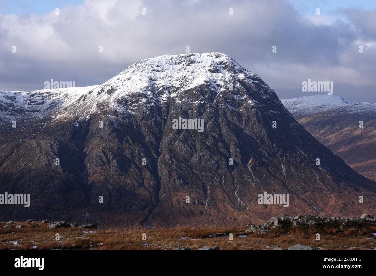 Der Berg Buchaille Etive Mor ist schneebedeckt in den Glencoe Scottish Highlands Stockfoto