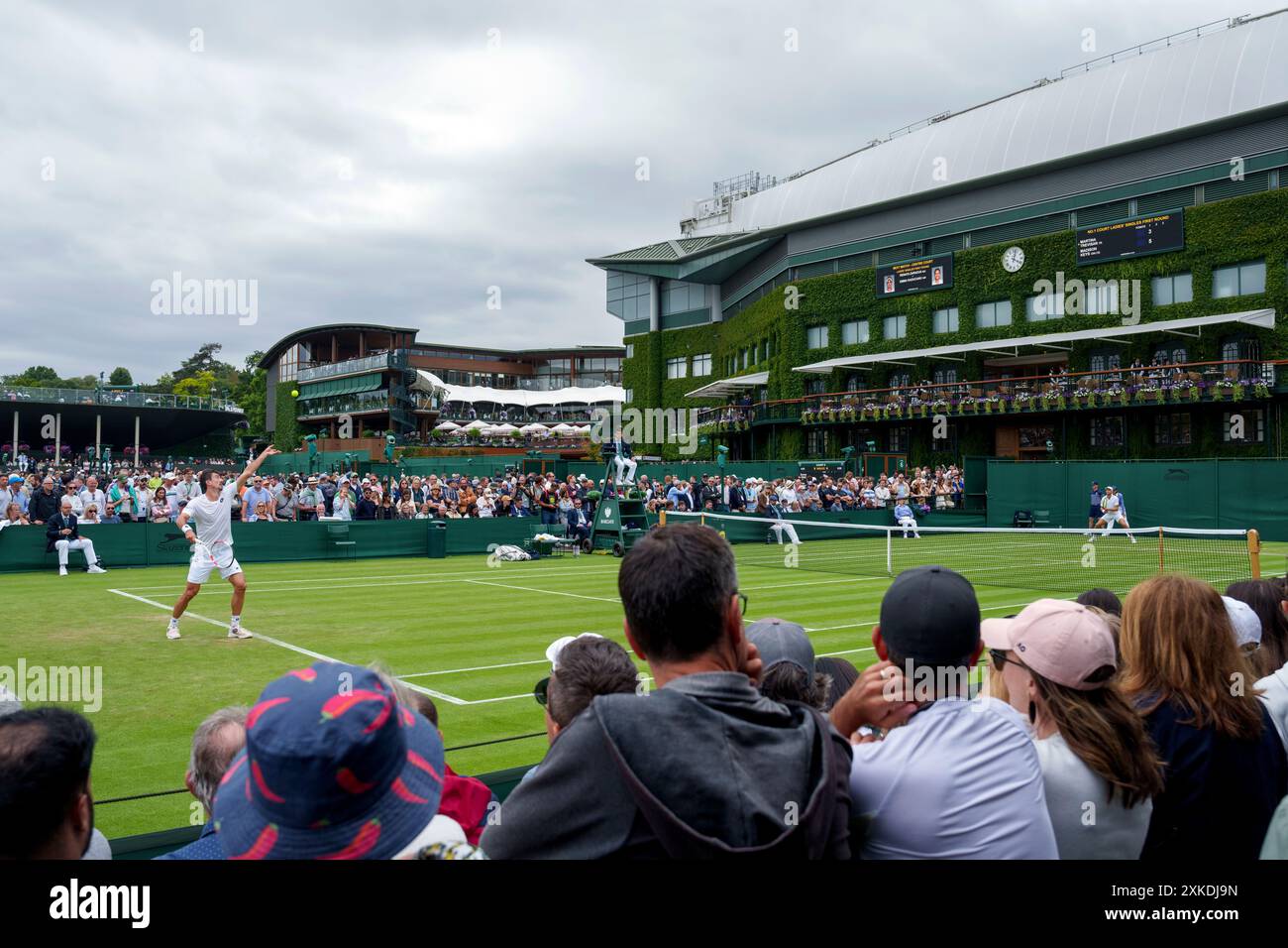 Allgemeine Sicht auf Platz 7 bei den Meisterschaften 2024. Wimbledon Day 1 Montag, 01.07.2024. Stockfoto
