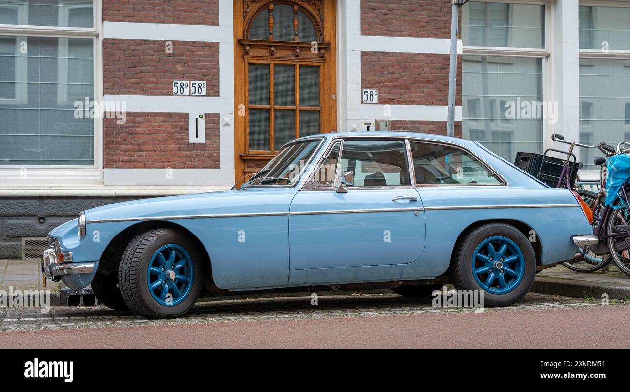 Den Haag, Niederlande, 21.07.2024, Seitenansicht des klassischen Sportwagens MG MGB GT von 1972 Stockfoto