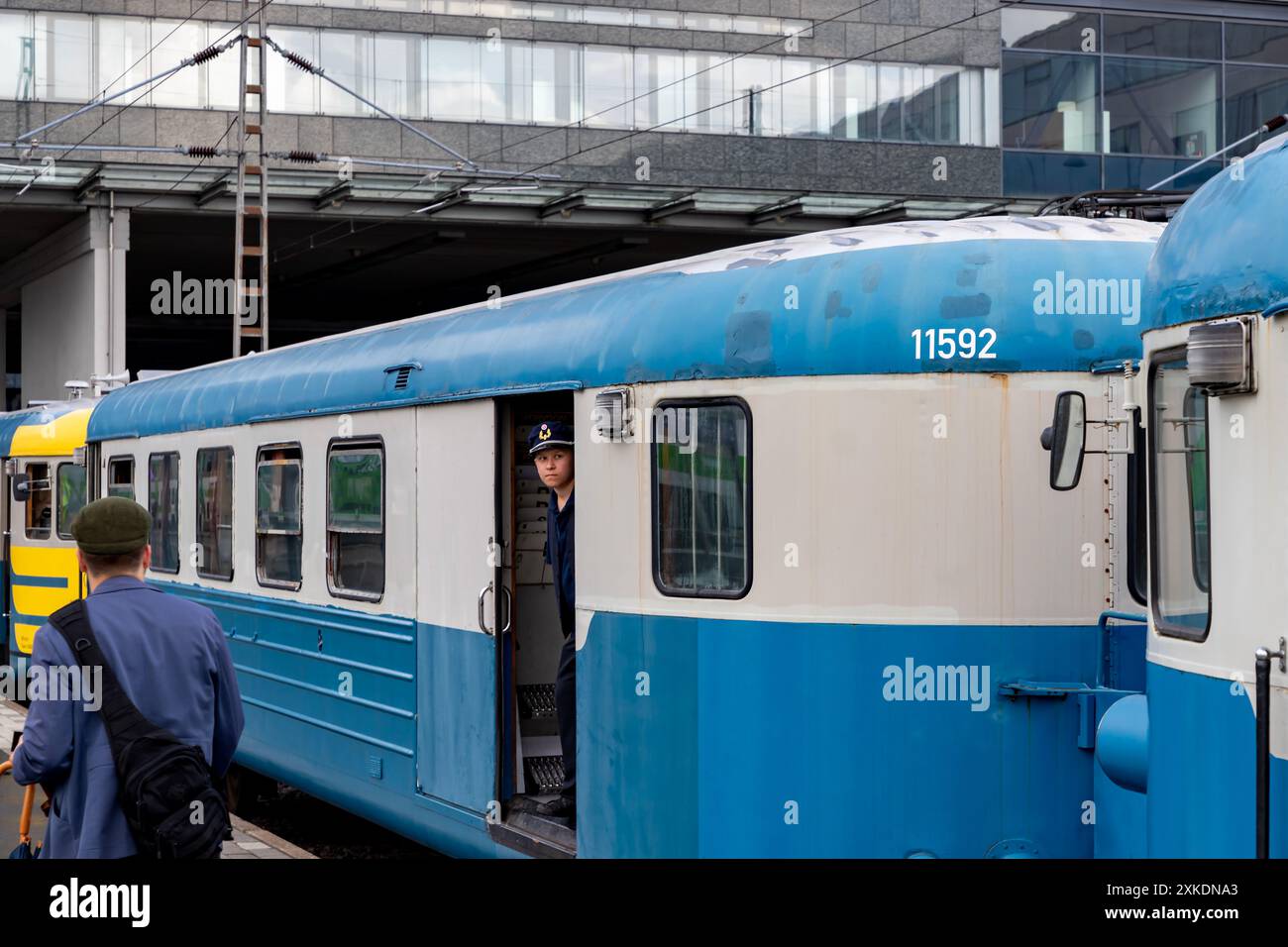 Leiter, der den Bahnsteig von einem EFiab-Triebwagen aus beobachtet, der an einem Dieseltriebwagen DM7 angeschlossen ist. Stockfoto