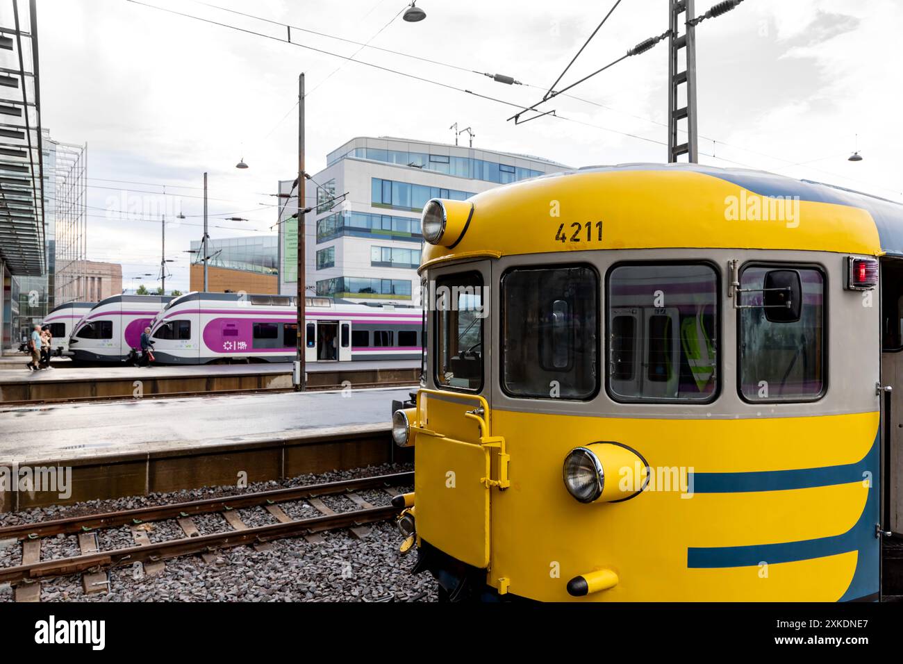 Dieseltriebwagen DM7, betrieben von der Eisenbahngesellschaft Porvoo Museum, am Sommerabend am Hauptbahnhof Helsinki. Stockfoto