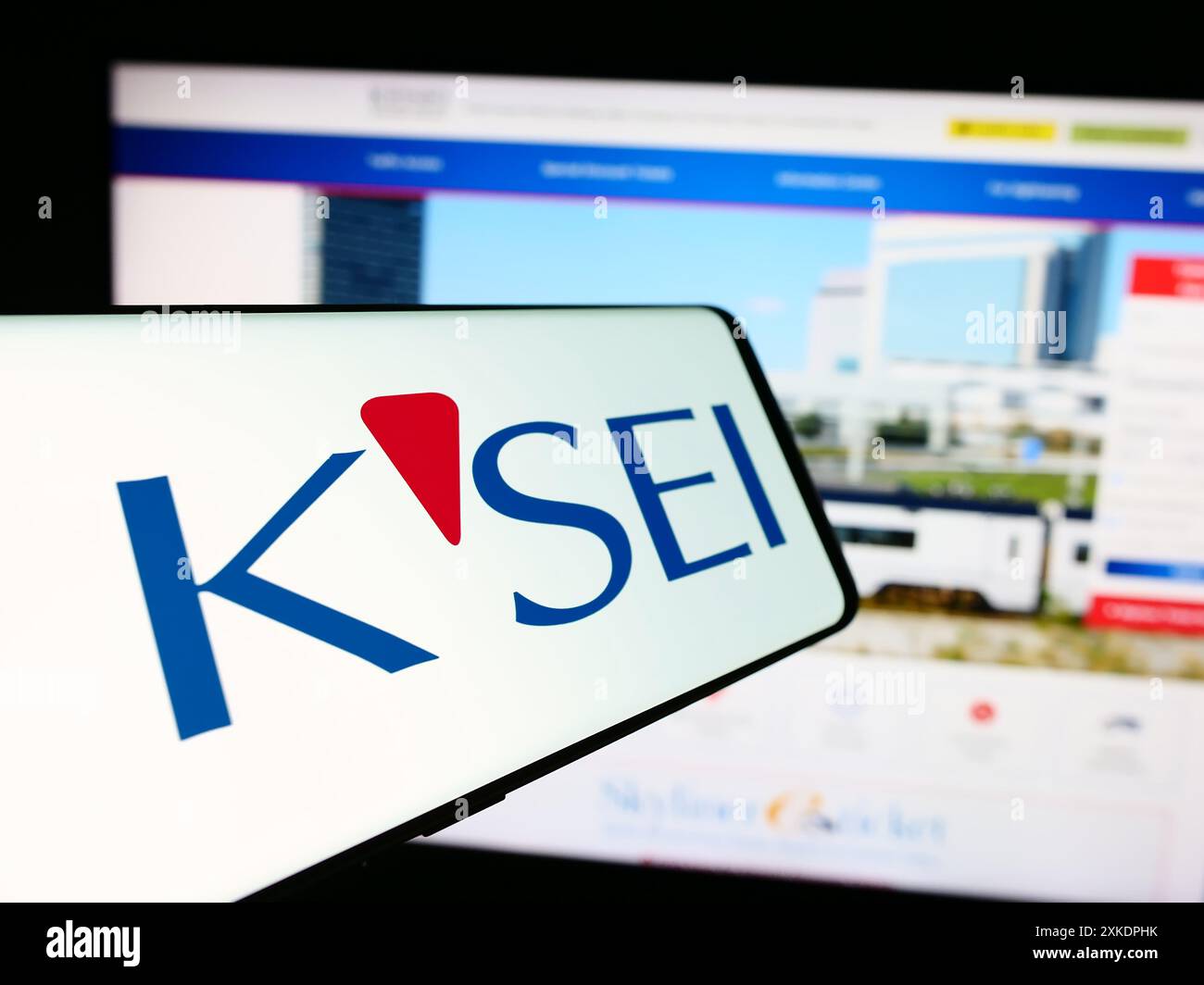 Mobiltelefon mit Logo der japanischen Eisenbahngesellschaft Keisei Electric Railway Co. Ltd. Vor der Website. Fokussieren Sie sich auf die linke Mitte des Telefondisplays. Stockfoto