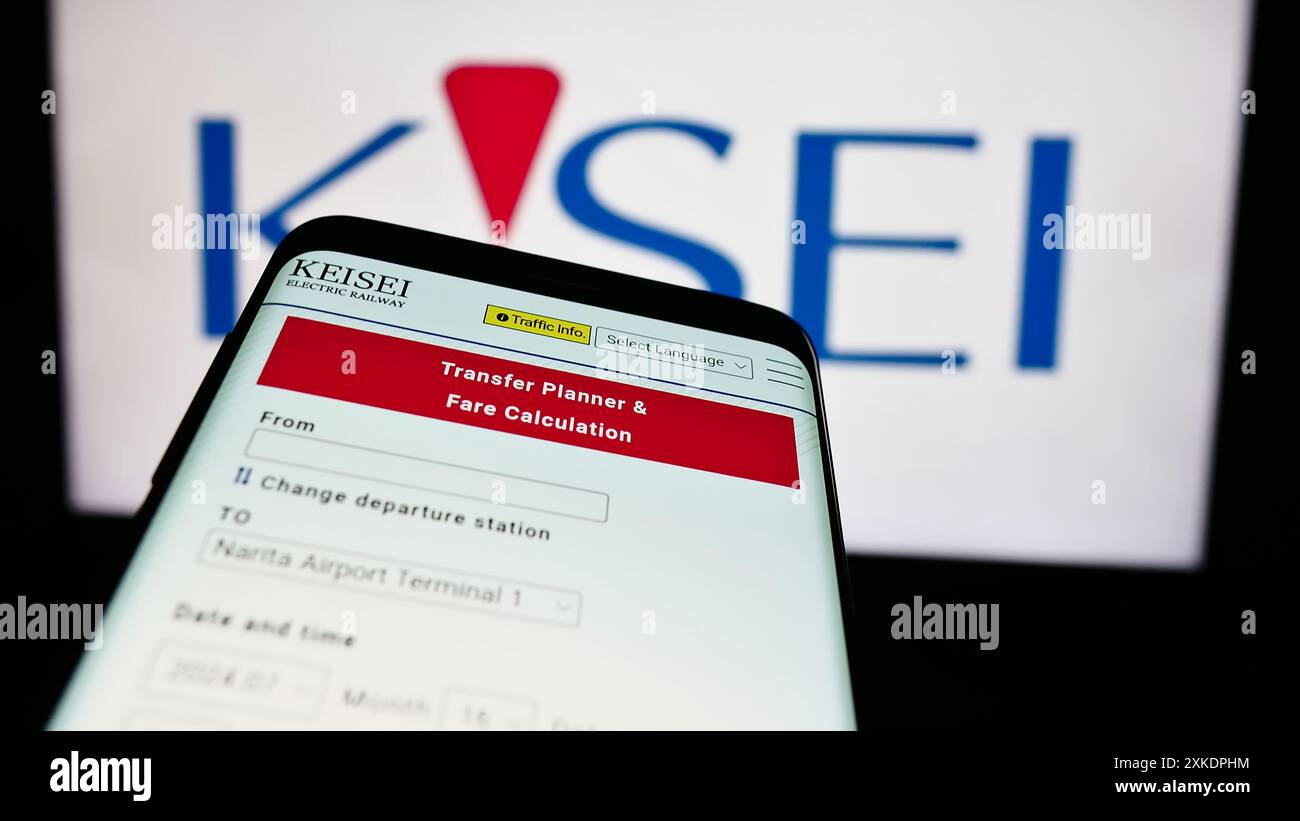 Smartphone mit Website der japanischen Eisenbahngesellschaft Keisei Electric Railway Co. Ltd. Vor dem Geschäftslogo. Fokussieren Sie sich oben links auf der Telefonanzeige. Stockfoto