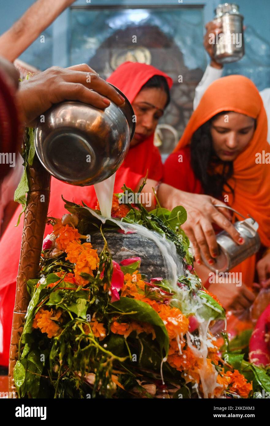 NOIDA, INDIEN – 22. JULI: Am ersten Montag des Sawan Month führen Gläubige Rituale in einem Shiva-Tempel im Sektor 20, am 22. Juli 2024 in Noida, Indien, durch. Sawan Somwar vrat ist eine heilige Feier, die Lord Shiva während des Monats Sawan (Shravan) gewidmet ist. Gläubige fasten jeden Montag und führen Rituale durch, um Segnungen, Wohlstand und Erfüllung ihrer Wünsche zu suchen.“ (Foto: Sunil Ghosh/Hindustan Times/SIPA USA) Credit: SIPA USA/Alamy Live News Stockfoto