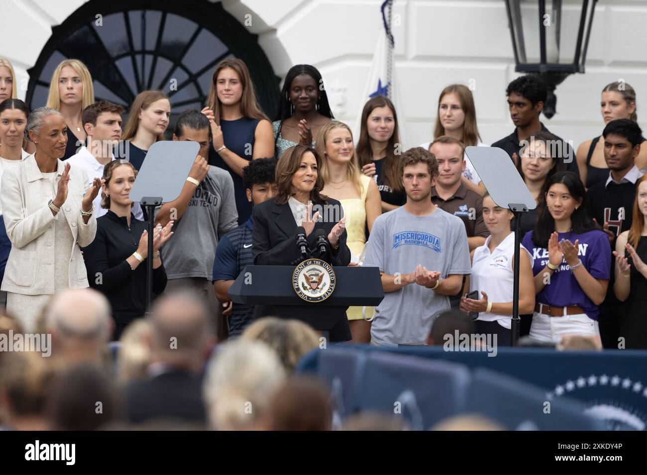 Washington, USA. Juli 2024. US-Vizepräsidentin Kamala Harris (C) spricht während einer Veranstaltung, bei der die Meisterschaftsteams der National Collegiate Athletic Association 2023-2024 auf dem Südrasen des Weißen Hauses in Washington, DC, USA, am 22. Juli 2024 gefeiert werden. Die ehemalige Vorsitzende des US-Repräsentantenhauses Nancy Pelosi, eine prominente Persönlichkeit der Demokratischen Partei, unterstützte am Montag Vizepräsidentin Kamala Harris als Präsidentschaftskandidatin der Partei und konsolidierte die Unterstützung für Harris nach dem Austritt des amtierenden Präsidenten Joe Biden aus dem Rennen. Quelle: Hu Yousong/Xinhua/Alamy Live News Stockfoto