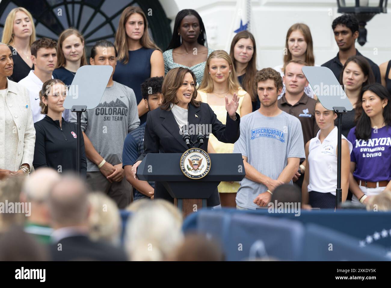 Washington, USA. Juli 2024. US-Vizepräsidentin Kamala Harris (C) spricht während einer Veranstaltung, bei der die Meisterschaftsteams der National Collegiate Athletic Association 2023-2024 auf dem Südrasen des Weißen Hauses in Washington, DC, USA, am 22. Juli 2024 gefeiert werden. Die ehemalige Vorsitzende des US-Repräsentantenhauses Nancy Pelosi, eine prominente Persönlichkeit der Demokratischen Partei, unterstützte am Montag Vizepräsidentin Kamala Harris als Präsidentschaftskandidatin der Partei und konsolidierte die Unterstützung für Harris nach dem Austritt des amtierenden Präsidenten Joe Biden aus dem Rennen. Quelle: Hu Yousong/Xinhua/Alamy Live News Stockfoto