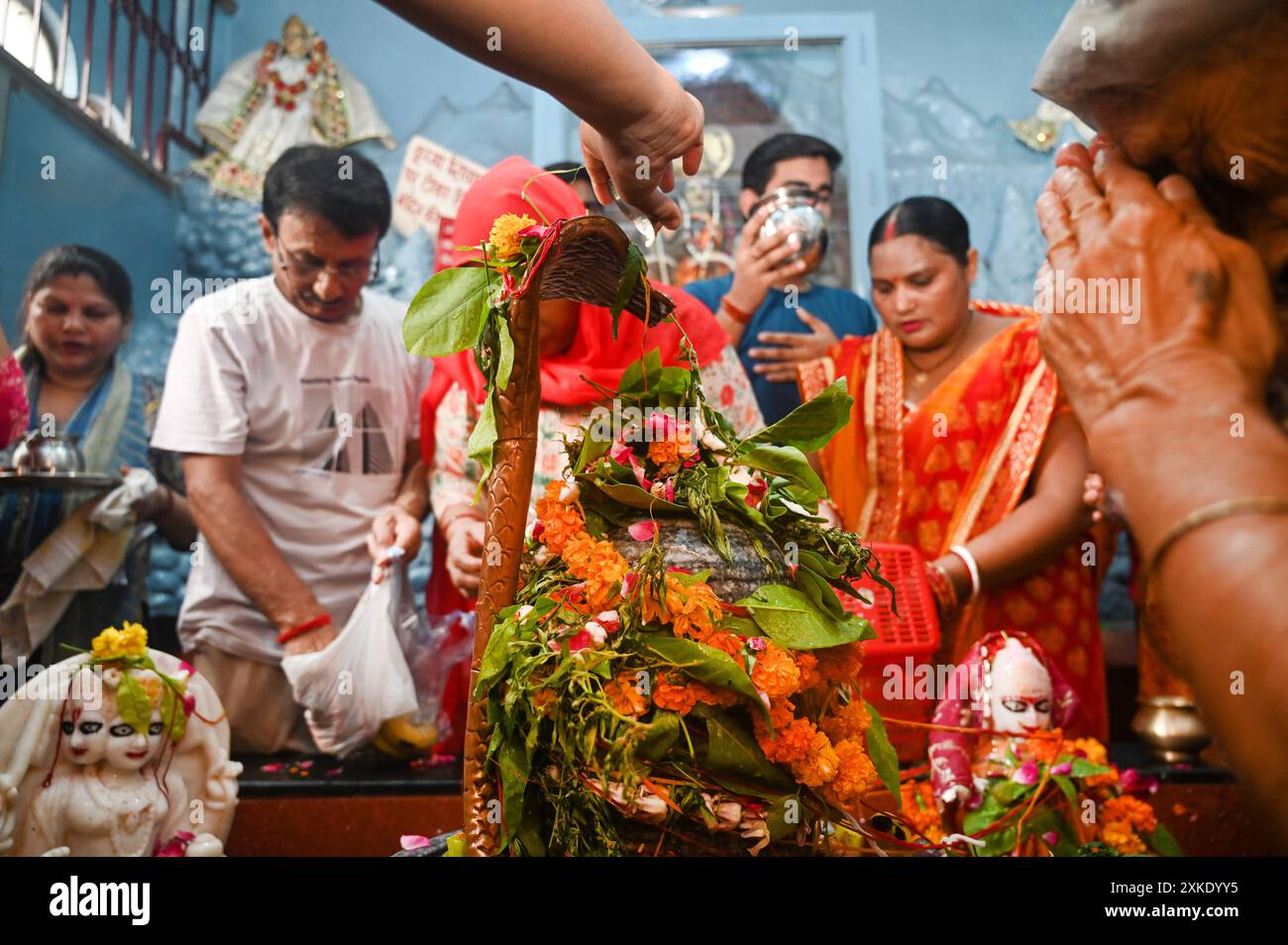 NOIDA, INDIEN – 22. JULI: Am ersten Montag des Sawan Month führen Gläubige Rituale in einem Shiva-Tempel im Sektor 20, am 22. Juli 2024 in Noida, Indien, durch. Sawan Somwar vrat ist eine heilige Feier, die Lord Shiva während des Monats Sawan (Shravan) gewidmet ist. Gläubige fasten jeden Montag und führen Rituale durch, um Segnungen, Wohlstand und Erfüllung ihrer Wünsche zu suchen.“ (Foto: Sunil Ghosh/Hindustan Times/SIPA USA) Credit: SIPA USA/Alamy Live News Stockfoto