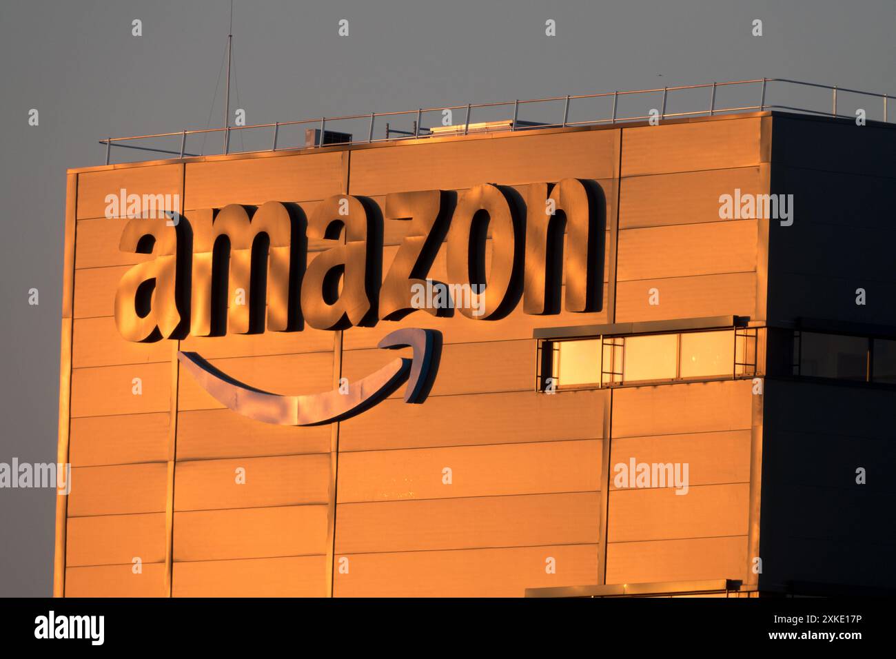 Amazon Logo, kommt zum Sunset Warehouse Building Logistics Distribution Center Global Business Amazon Sign Company beim Bau Stockfoto