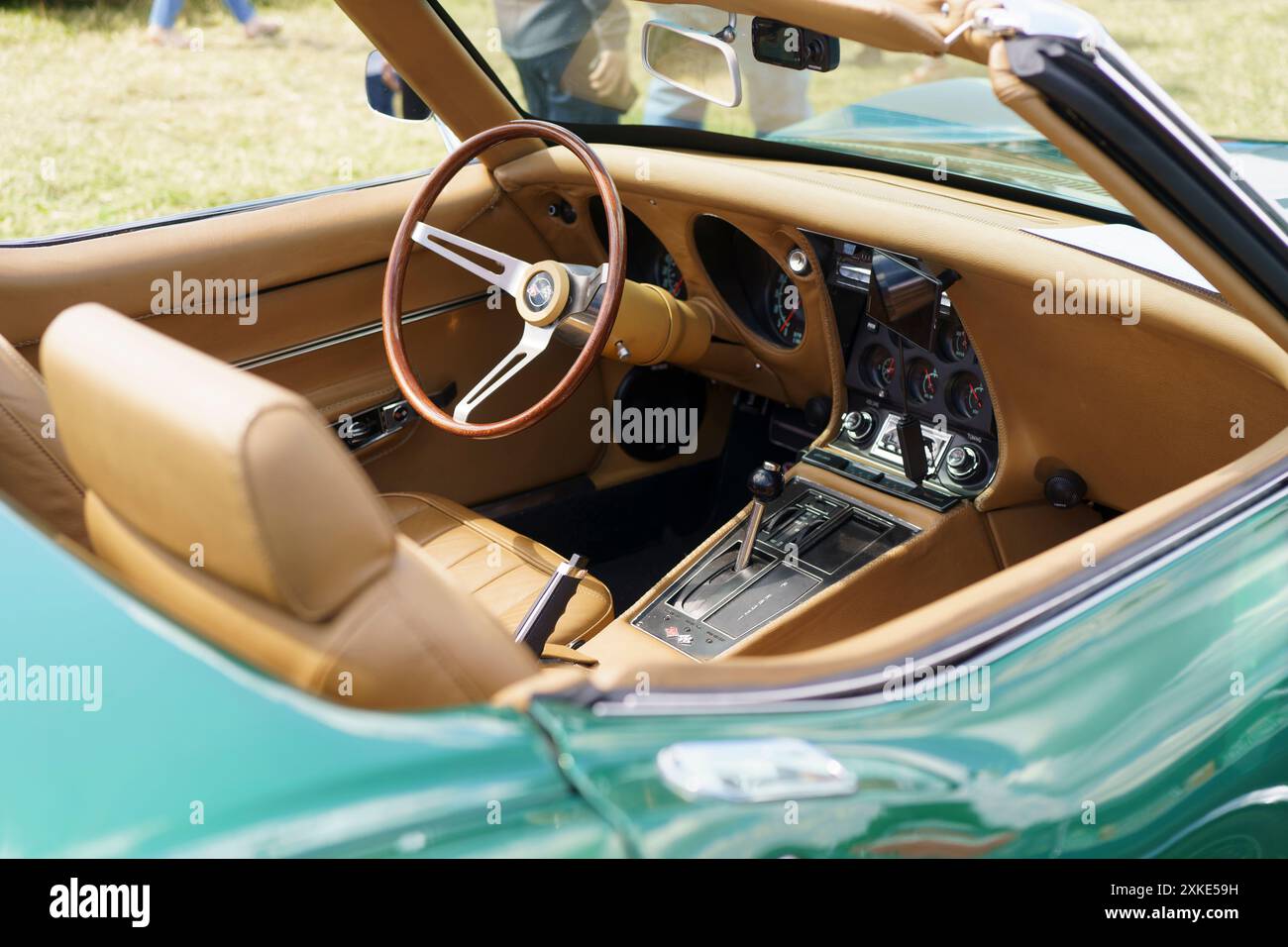 Iserlohn Gruermannscheide, NRW, Deutschland. Juli 2024. Innenraum eines Oldtimer-Luxus-Cabrios Chevrolet Corvette C3 im Oldtimer-Auto Stockfoto