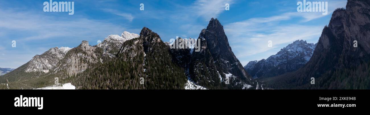 Weites Panorama der Dolomiten in Italien mit einem Bergpass und einer Straße Stockfoto