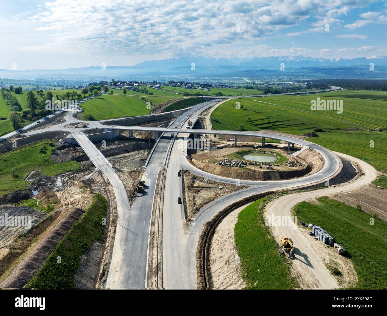 Neues Fragment der Autobahn im Bau an der Straße Zakopianka in Polen, die die Stadt Nowy Targ entfernt. Ein- und Ausstiegsrampen, Kreisverkehr. Bundesland im Mai Stockfoto