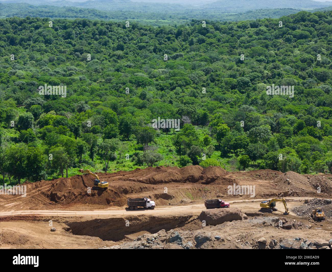 Thema "Entwicklung der Naturressourcen". Sandsteinbruch auf grünem natürlichem Hintergrund Stockfoto