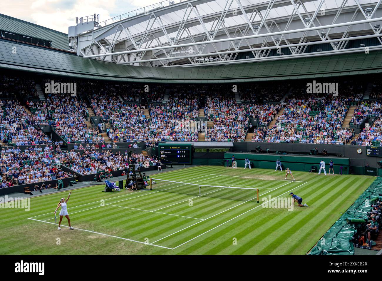 Eine allgemeine Ansicht von No.1 Court als Katie Boulter (GBR) und Harriet Dart (GBR) bei den Meisterschaften 2024. Wimbledon Stockfoto