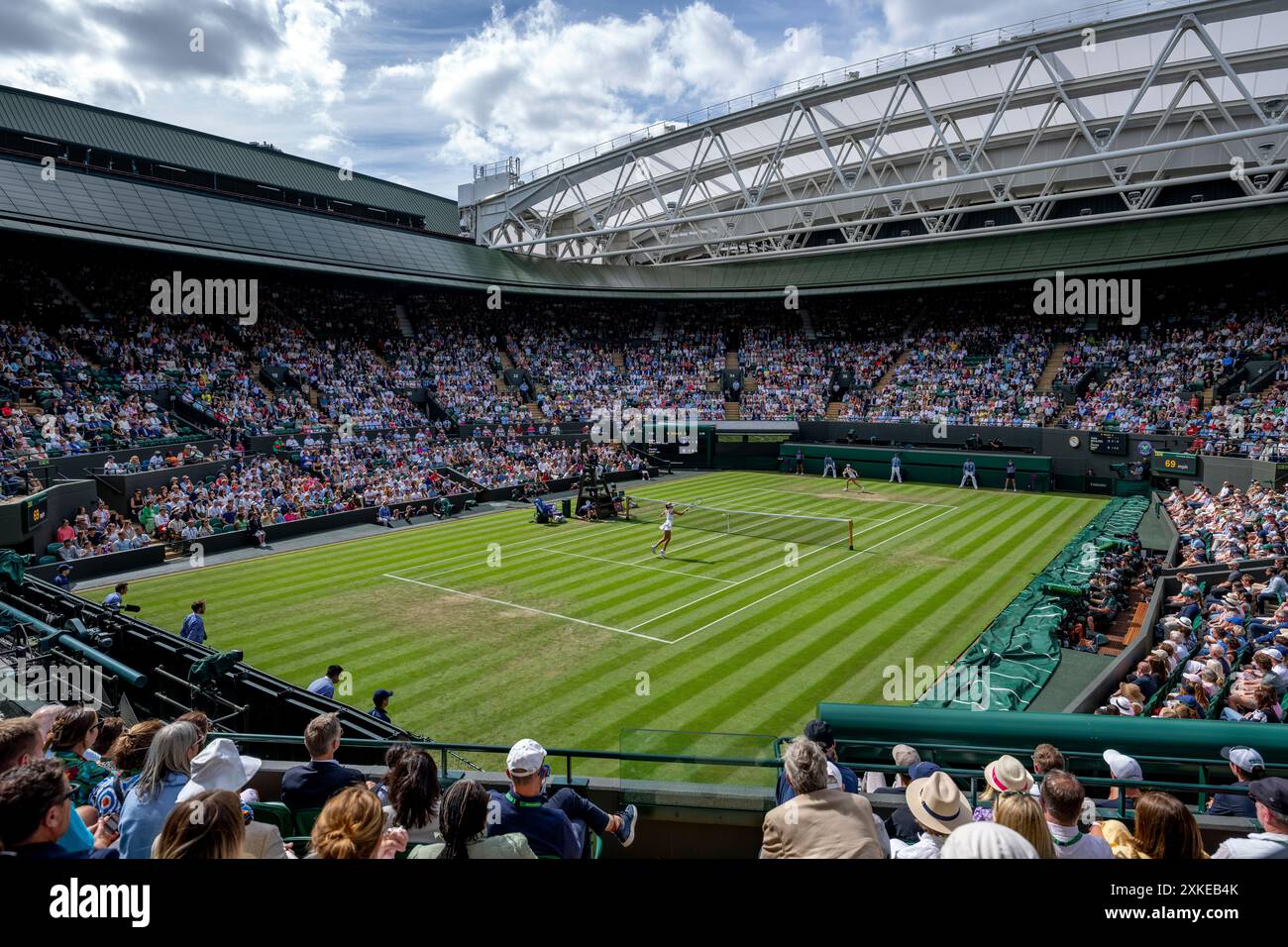 Eine allgemeine Ansicht von No.1 Court als Katie Boulter (GBR) und Harriet Dart (GBR) bei den Meisterschaften 2024. Wimbledon Stockfoto