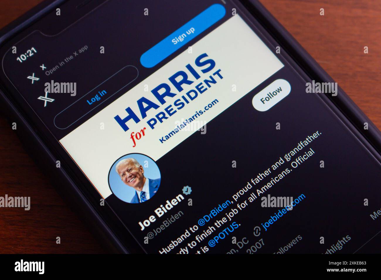 Vancouver, KANADA - 22. Juli 2024 : Joe Bidens X-Konto wird auf einem iPhone-Bildschirm angezeigt. Sein Konto enthält ein Hintergrundbild mit „Kamala Harris für Pres Stockfoto