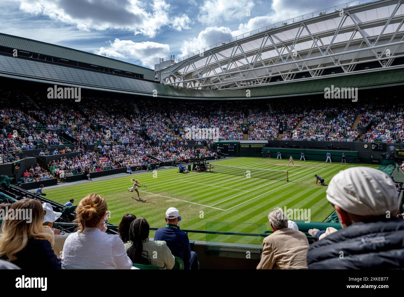 Eine allgemeine Ansicht von No.1 Court als Katie Boulter (GBR) und Harriet Dart (GBR) bei den Meisterschaften 2024. Wimbledon Stockfoto