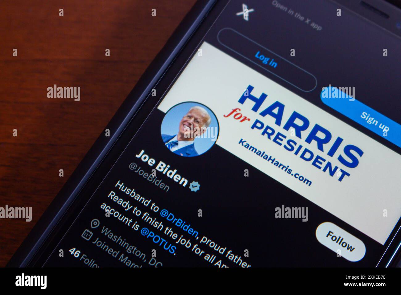 Vancouver, KANADA - 22. Juli 2024 : Joe Bidens X-Konto wird auf einem iPhone-Bildschirm angezeigt. Sein Konto enthält ein Hintergrundbild mit „Kamala Harris für Pres Stockfoto