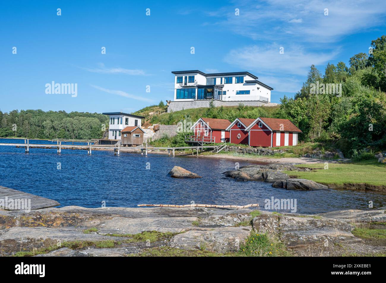 Sommerhaus an einem sonnigen Morgen im Byfjorden in Bohuslän an der Westküste Schwedens. Byfjord ist kein echter Fjord, sondern ein Fjard. Stockfoto