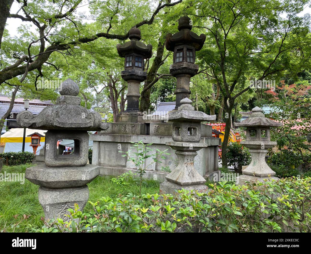 Foto einer japanischen Steinlaterne im Garten am Yasaka-Schrein oder Gion-Schrein, einem schintoistischen Schrein im Bezirk Gion in Kyoto, Japan. Stockfoto