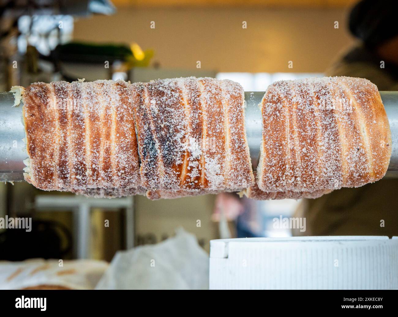 Beliebter Prager Straßenkuchen-Kaminkuchen auf dem lokalen Markt Stockfoto