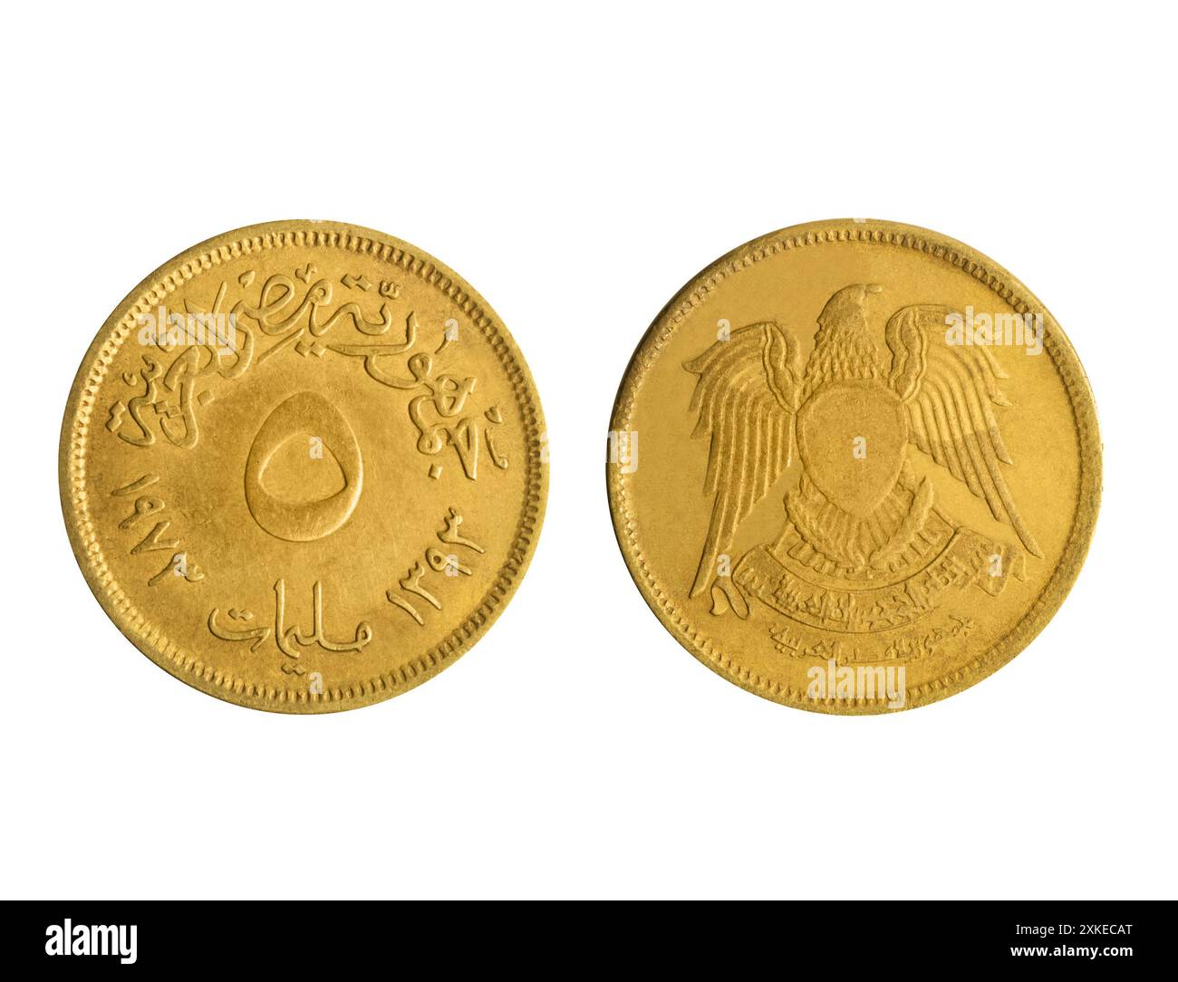 Isoliertes Foto von 5 ägyptischen 1973 Milliemes Messingmünzen der Arabischen Republik Ägypten 1971-2024 auf weißem Hintergrund. Stockfoto