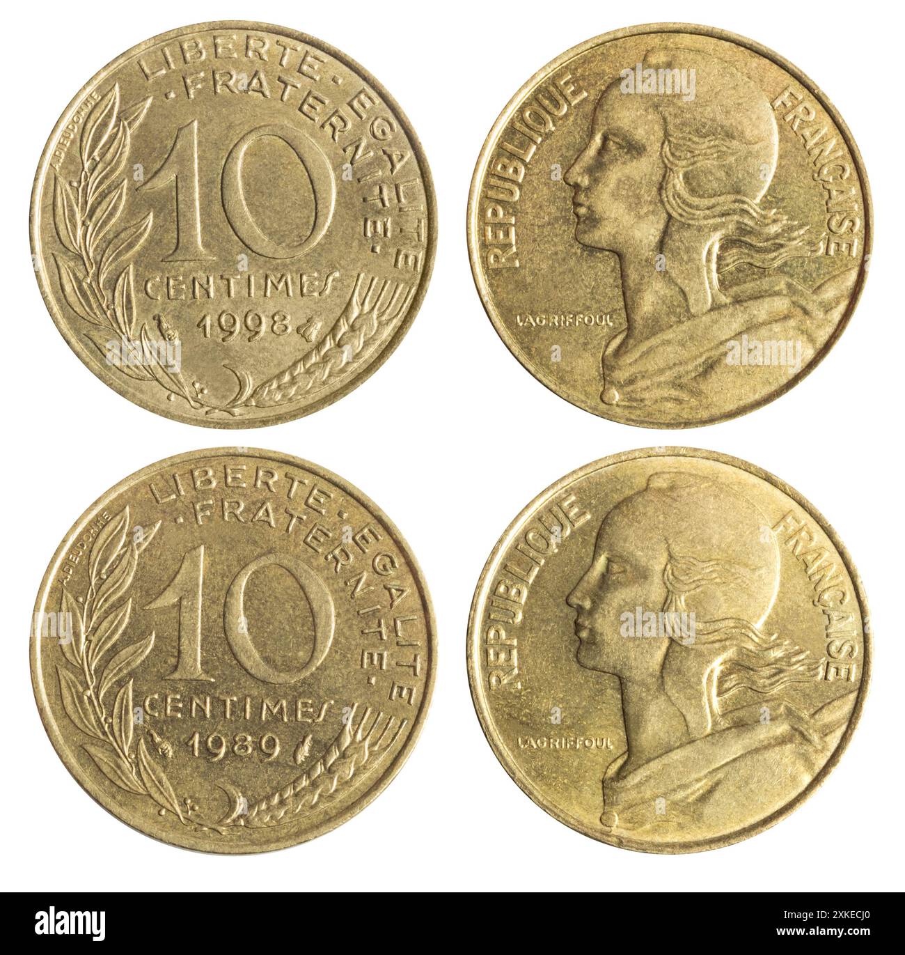 Isoliertes Foto von 10 französischen 1989- und 1998-Centimes-Münzen der Fünften Republik 1959-2002 auf weißem Hintergrund. Stockfoto