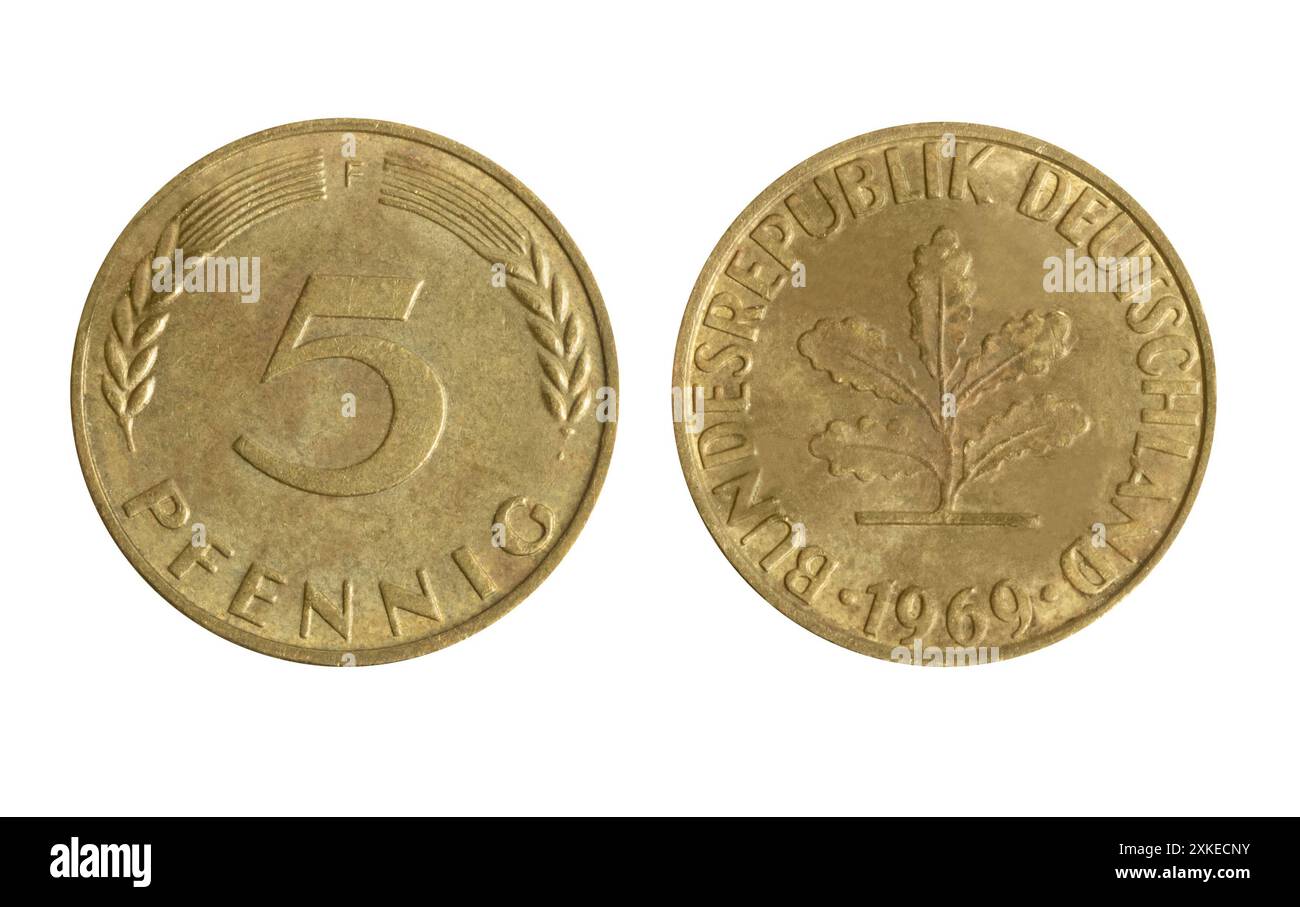 Isoliertes Foto von 5 deutschen 1969 pfennig vermessenen Stahlmünzen der Bundesrepublik 1990-2001 auf weißem Hintergrund. Stockfoto
