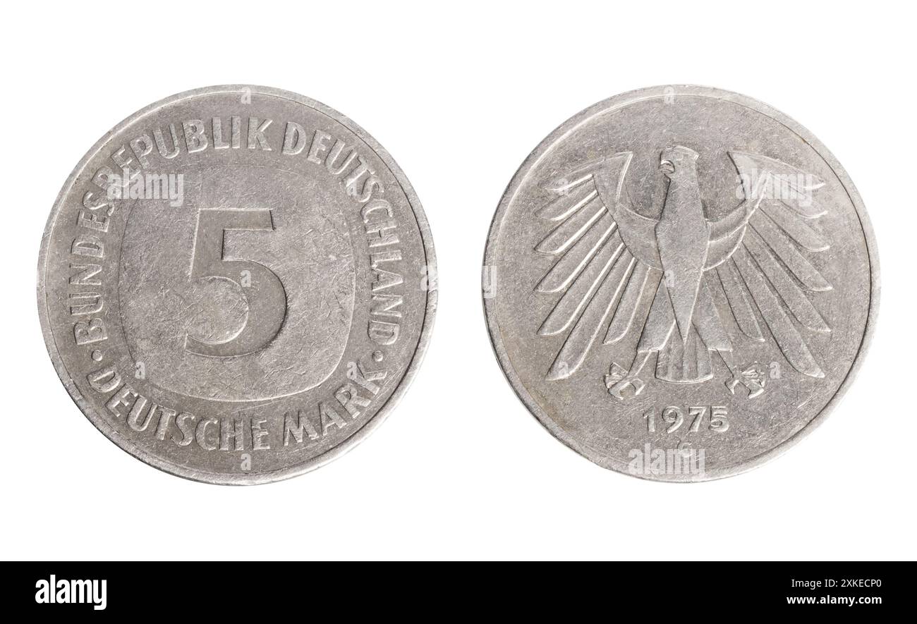 Einzelfoto von 5 deutschen 1975 G deutsche Mark Kupfer-Nickel-Münze der Bundesrepublik 1990-2001 auf weißem Hintergrund. Stockfoto
