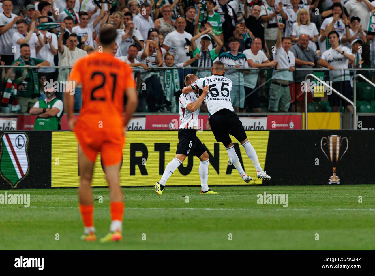 Rafal Augustyniak, Artur Jedrzejczyk feiern, nachdem sie beim PKO BP Ekstraklasa Spiel zwischen den Teams Legia Warszawa und Zaglebie Lubin ein Tor geschossen haben Stockfoto