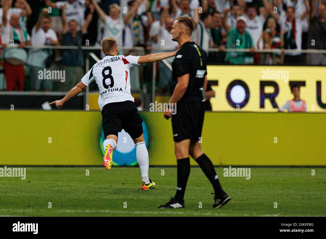 Rafal Augustyniak feiert, nachdem er im PKO BP Ekstraklasa Spiel zwischen den Teams Legia Warszawa und Zaglebie Lubin im Stadion Miejsk ein Tor geschossen hat Stockfoto