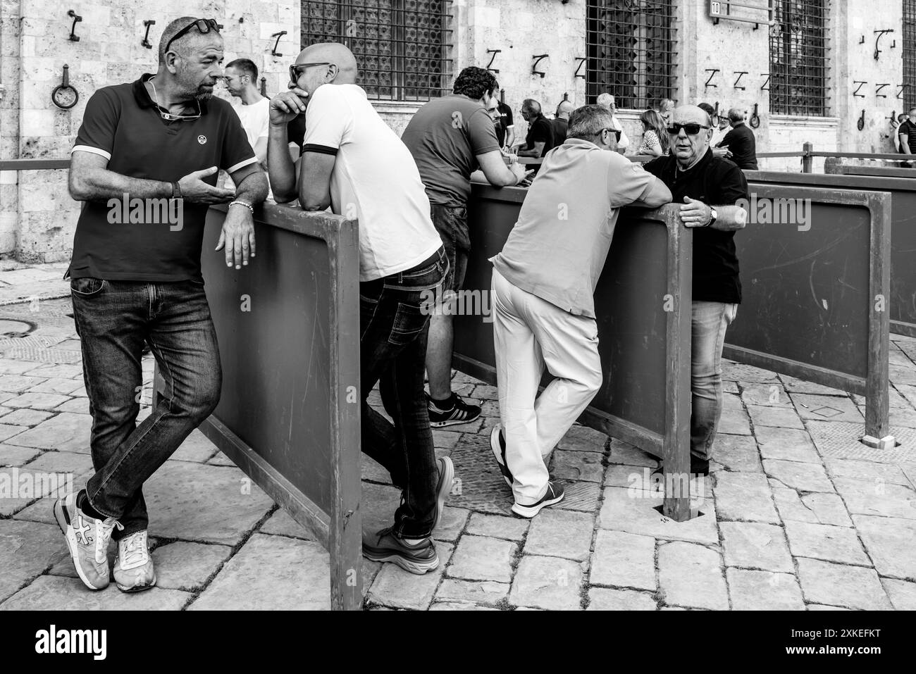 Sienesen Treffen Sich In Der Pizza Del Campo, Um Über Die Pferde Zu Diskutieren, Die Für Die Teilnahme An Den Trial Races, Dem Palio, Siena, Italien, Ausgewählt Wurden. Stockfoto