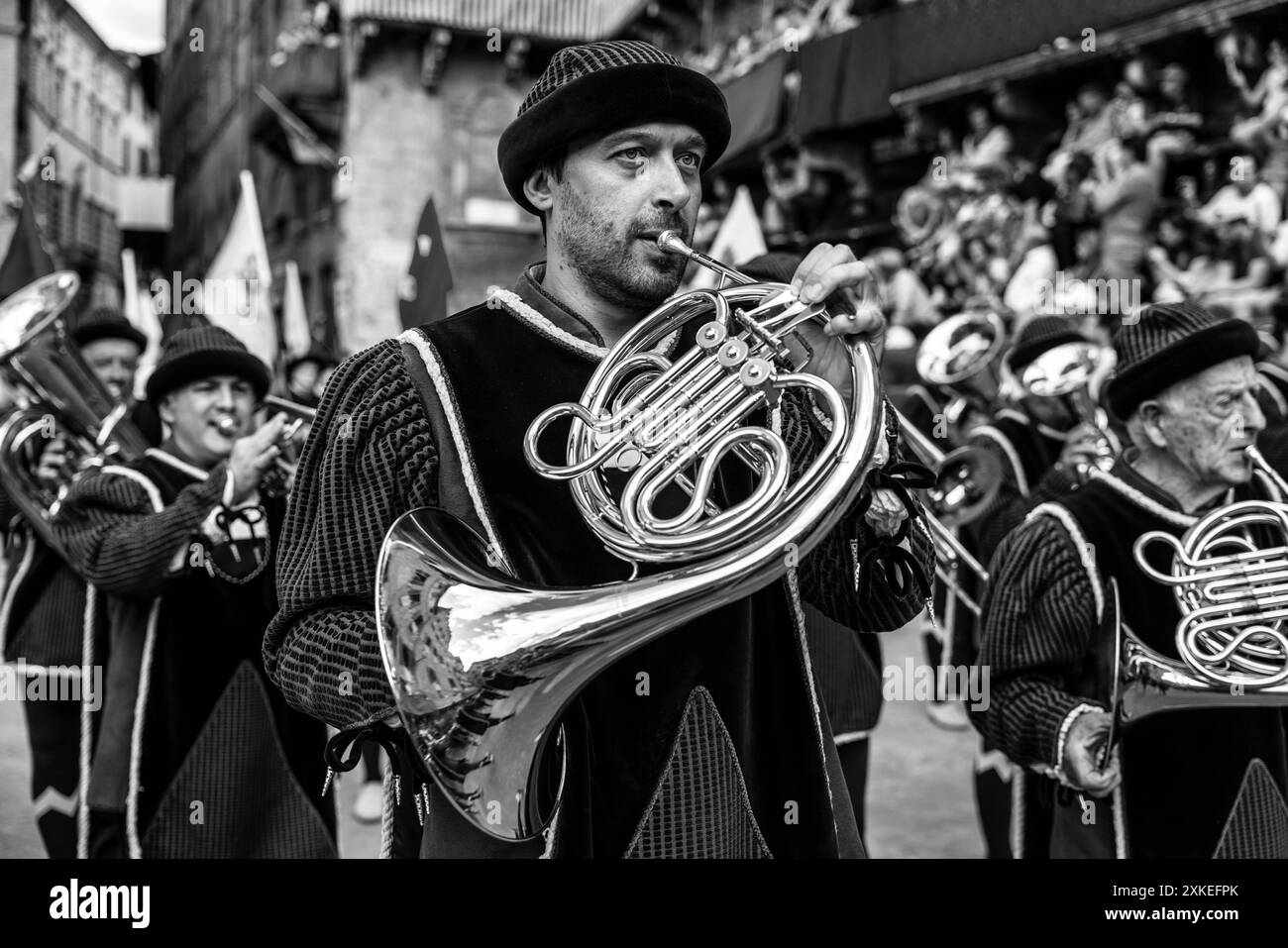 Lokale Musiker in mittelalterlichen Kostümen nehmen an Einer zweistündigen historischen Prozession rund um die Piazza del Campo Teil. Das Palio, Siena, Italien. Stockfoto