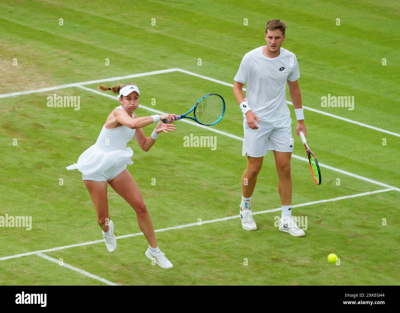 Henry Patten (GBR) und Olivia Nicholls (GBR) im Einsatz während der Meisterschaften 2024. Wimbledon Stockfoto