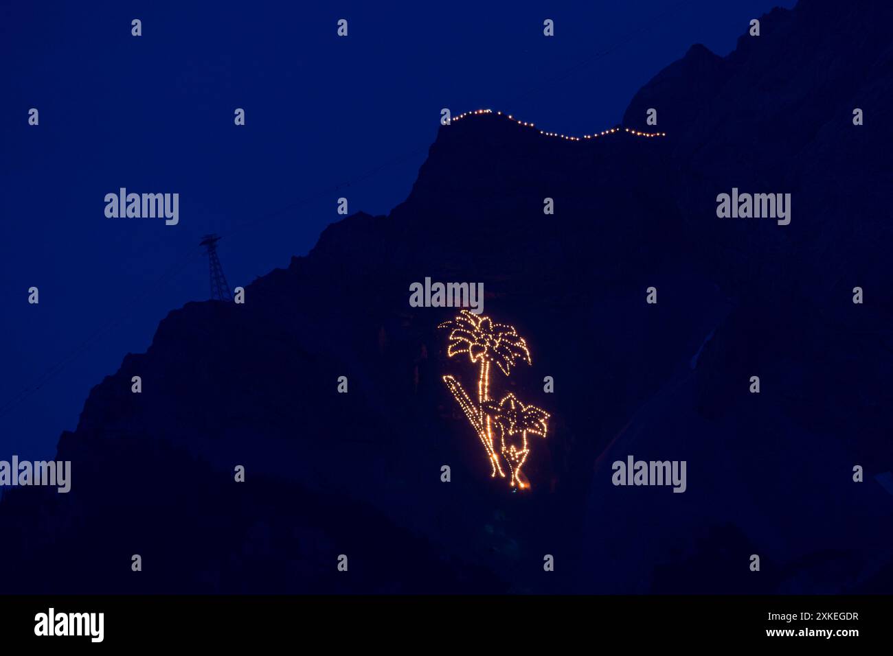 Traditionelle Bergfeuer zur Sommersonnenwende in der Tiroler Zugspitz Arena rund um das Ehrwald Lermoos Biberwier Becken Stockfoto