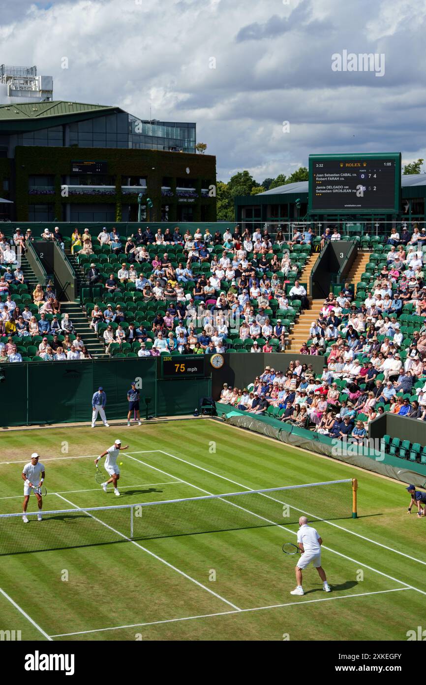 Allgemeine Sicht der Klage gegen das Gericht Nr. 2 mit dem Centre Court bei den Meisterschaften 2024. Wimbledon Stockfoto