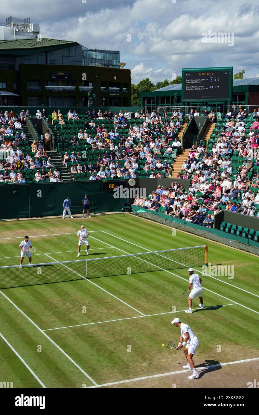 Allgemeine Sicht der Klage gegen das Gericht Nr. 2 mit dem Centre Court bei den Meisterschaften 2024. Wimbledon Stockfoto