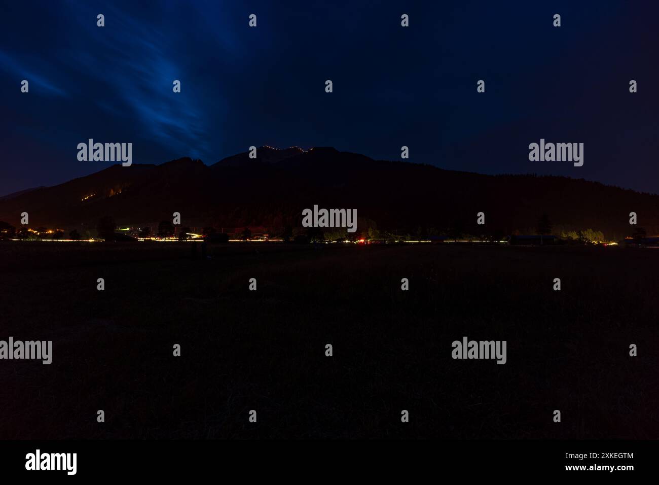 Traditionelle Bergfeuer zur Sommersonnenwende in der Tiroler Zugspitz Arena rund um das Ehrwald Lermoos Biberwier Becken Stockfoto