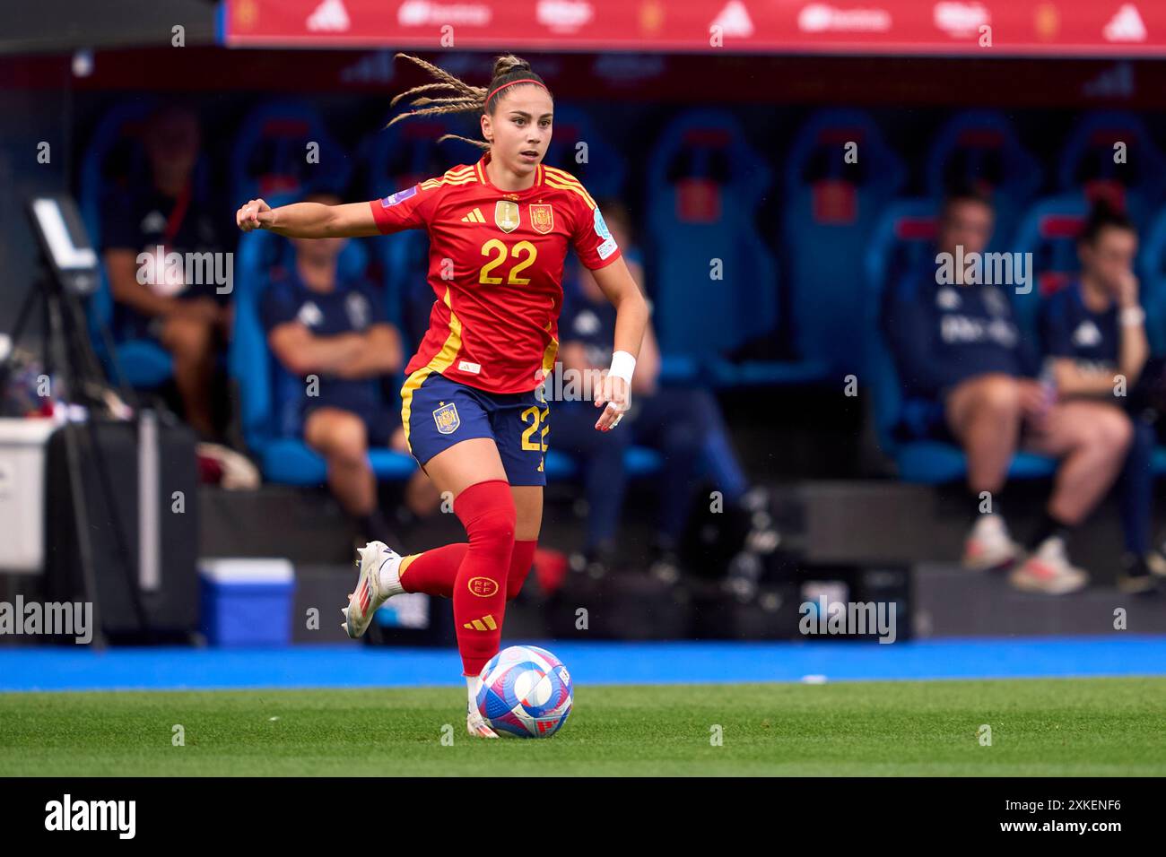 LA CORUNA, SPANIEN - 16. JULI: Athenea del Castillo aus Spanien spielt mit dem Ball während des Spiels der UEFA Women's European Qualifiers League zwischen Spanien und Spanien Stockfoto