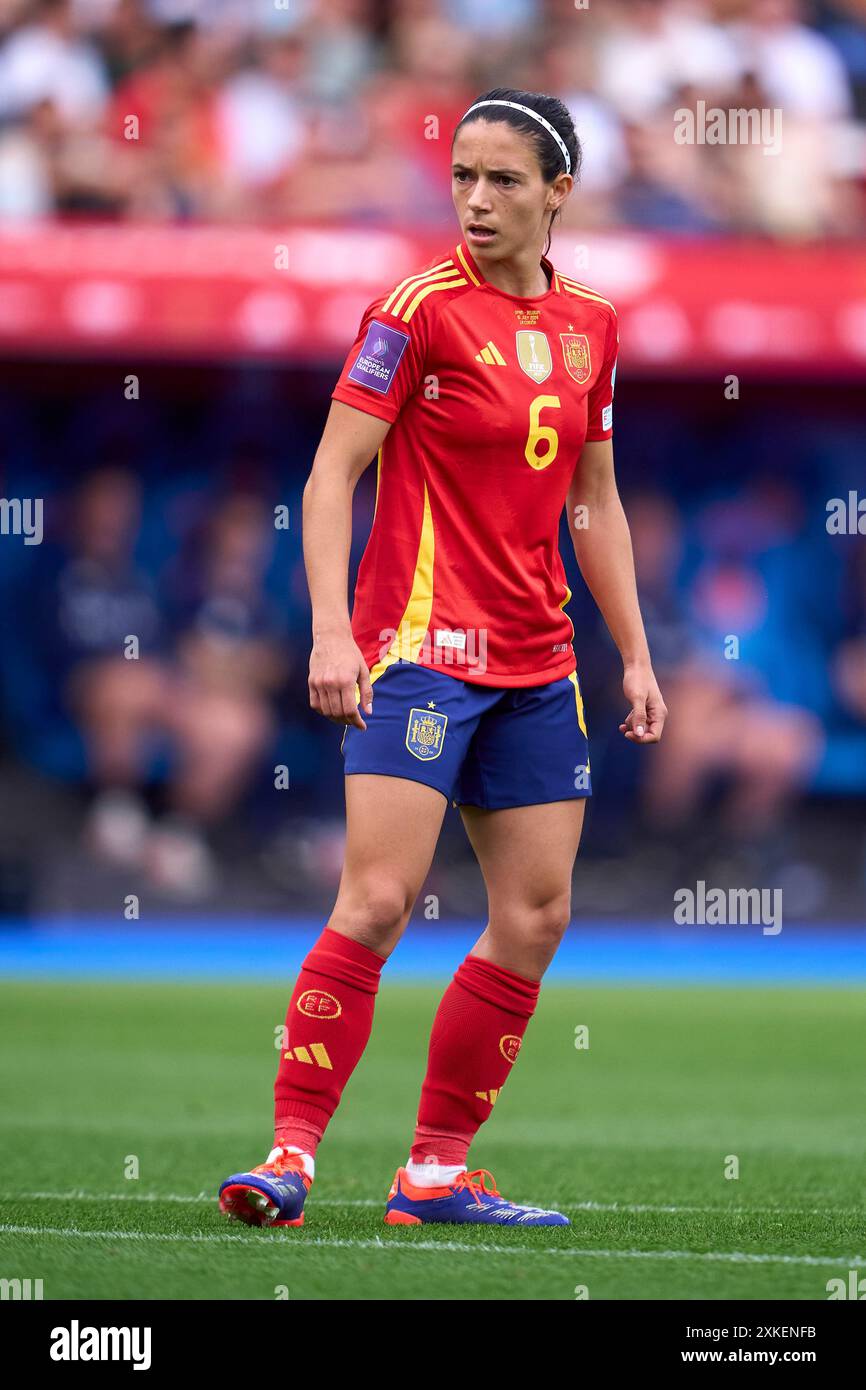 LA CORUNA, SPANIEN - 16. JULI: Aitana Bonmati aus Spanien sieht beim Spiel der UEFA Women's European Qualifiers League zwischen Spanien und Belgien in Ria an Stockfoto